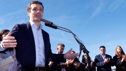 El presidente del PP, Pablo Casado, durante su intervención en un acto celebrado hoy con militantes en el Paseo de la Ría de Huelva. EFE/Julián Pérez El presidente del PP, Pablo Casado, durante su intervención en un acto celebrado hoy con militantes en el Paseo de la Ría de Huelva. EFE/Julián Pérez
