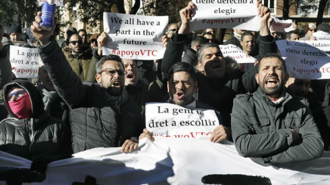 Varios centenares de conductores de vehículos de alquiler con conductor (VTC) se han manifestado a pie este lunes en Barcelona, desde la Avenida Diagonal hasta la sede de la Conselleria de Territorio y Sostenibilidad, donde esperan ser recibidos por el c Varios centenares de conductores de vehículos de alquiler con conductor (VTC) se han manifestado a pie este lunes en Barcelona, desde la Avenida Diagonal hasta la sede de la Conselleria de Territorio y Sostenibilidad, donde esperan ser recibidos por el c
