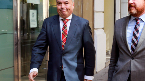 El abogado Agustín Martínez Becerra (i), defensor de cuatro de los cinco miembros de 'La Manada', llega al Colegio de Abogados de Zaragoza para participar en una mesa redonda sobre los juicios paralelos. EFE/ Javier Cebollada El abogado Agustín Martínez Becerra (i), defensor de cuatro de los cinco miembros de 'La Manada', llega al Colegio de Abogados de Zaragoza para participar en una mesa redonda sobre los juicios paralelos. EFE/ Javier Cebollada