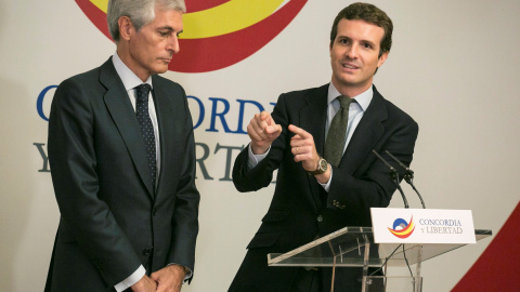 El presidente del Partido Popular, Pablo Casado, junto al presidente de la Fundación Concordia y Libertad, Adolfo Suárez Illana. EFE/ Santi Donaire El presidente del Partido Popular, Pablo Casado, junto al presidente de la Fundación Concordia y Libertad, Adolfo Suárez Illana. EFE/ Santi Donaire