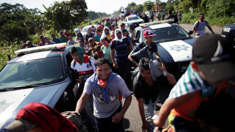 Migrantes centroamericanos caminan por una carretera cerca de la frontera con Guatemala mientras continúan su viaje tratando de llegar a los Estados Unidos. / REUTERS - UESLEI MARCELINO Migrantes centroamericanos caminan por una carretera cerca de la frontera con Guatemala mientras continúan su viaje tratando de llegar a los Estados Unidos. / REUTERS - UESLEI MARCELINO