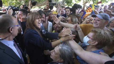 Laura Borràs, saludant els seus simpatitzants moments abans d'entrar a la reunió de la Mesa on l'han suspès com a presidenta del Parlament.
