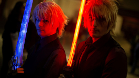 Dos jóvenes posan con dos espadas de luces en el XXIV Salón del Manga. EFE/Enric Fontcuberta