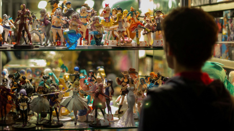Un hombre observa una estantería con réplicas de juguete en el XXIV Salón del Manga de Barcelona. EFE/Enric Fontcuberta.