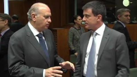El ministro Fernández defiende en Bruselas las concertinas El ministro Fernández defiende en Bruselas las concertinas