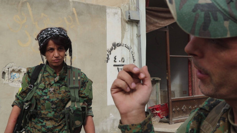 El miliciano Arges Artiaga, imputado de izquierdo, junto a una guerrillera kurda en Raqqa. Ferran Barber El miliciano Arges Artiaga, imputado de izquierdo, junto a una guerrillera kurda en Raqqa. Ferran Barber