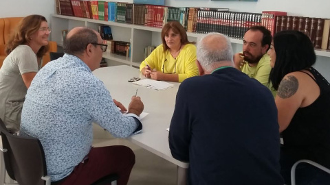 Reunión Podemos y EUPV Benidorm.  A la izquierda Asunción Villaverde, portavoz de Podemos BND y a la derecha con barba Fran Casellas , coordinador de EUPV Benidorm