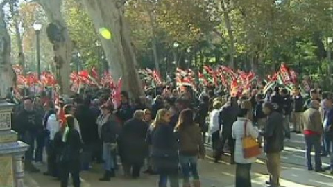 Los empleados públicos se manifiestan contra los recortes Los empleados públicos se manifiestan contra los recortes