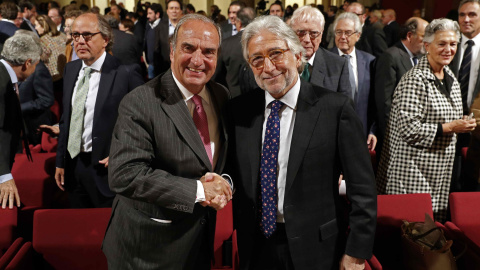 El empresario y expolítico Josep Sánchez Llibre, tras ser elegido nuevo presidente de Foment del Treball, la principal patronal catalana, saluda a su predecesor Joaquim Gay de Montellà (i). EFE/Toni Albir El empresario y expolítico Josep Sánchez Llibre, tras ser elegido nuevo presidente de Foment del Treball, la principal patronal catalana, saluda a su predecesor Joaquim Gay de Montellà (i). EFE/Toni Albir
