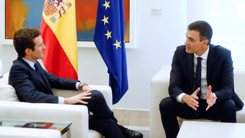 El presidente del Gobierno, Pedro Sánchez, durante el encuentro de esta tarde al nuevo líder del PP, Pablo Casado El presidente del Gobierno, Pedro Sánchez, durante el encuentro de esta tarde al nuevo líder del PP, Pablo Casado