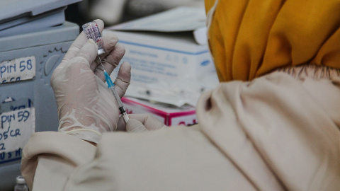 28/07/2022 Una trabajadora de la salud prepara una vacuna de Pfizer contra la covid-19 en Bandung (Indonesia) 28/07/2022 Una trabajadora de la salud prepara una vacuna de Pfizer contra la covid-19 en Bandung (Indonesia)
