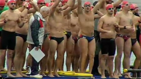 Bañistas celebran el día de Navidad con un tradicional baño en el mar Bañistas celebran el día de Navidad con un tradicional baño en el mar