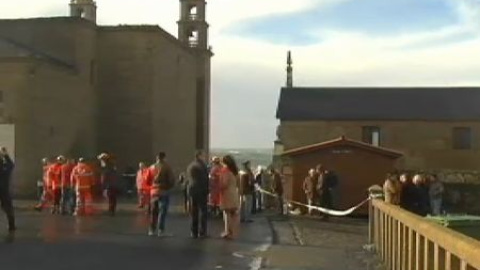 Un incendio destruye el emblemático santuario de la Virgen de la Barca Un incendio destruye el emblemático santuario de la Virgen de la Barca