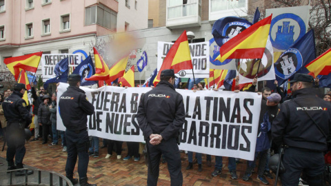 El colectivo de ultraderecha Hogar Social Madrid en una concentración en Tetuán con el lema 'Fuera bandas latinas de nuestros barrios' /EFE. El colectivo de ultraderecha Hogar Social Madrid en una concentración en Tetuán con el lema 'Fuera bandas latinas de nuestros barrios' /EFE.