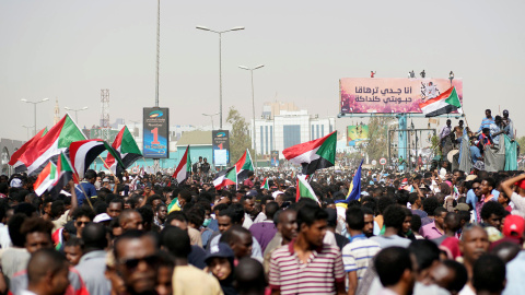 11/04/2019 - Los manifestantes sudaneses asisten a una manifestación que exige al presidente sudanés Omar Al-Bashir que abandone el Ministerio de Defensa en Jartum el 11 de abril de 2019 | Reuters
