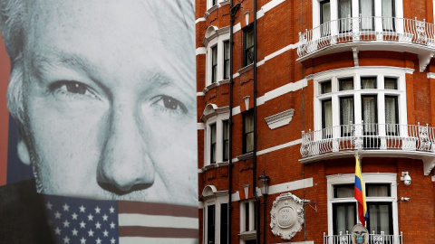 Imagen de un póster con la cara del fundador de WikiLeaks, Julian Assange, en la embajada ecuatoriana de Londres, en una imagen de archivo. / REUTERS Imagen de un póster con la cara del fundador de WikiLeaks, Julian Assange, en la embajada ecuatoriana de Londres, en una imagen de archivo. / REUTERS