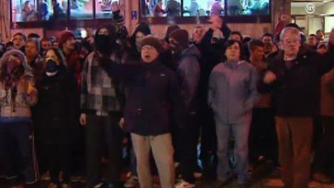 Tensión entre los vecinos del Gamonal y los antidisturbios en la quinta noche de protesta Tensión entre los vecinos del Gamonal y los antidisturbios en la quinta noche de protesta