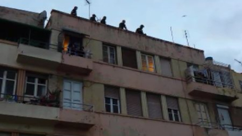 Una decena de inmigrantes se esconde en una azotea tras saltar la valla de Melilla Una decena de inmigrantes se esconde en una azotea tras saltar la valla de Melilla