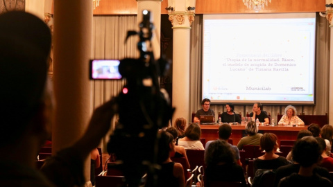 Conferència del Municilab amb l'alcalde de Riace, Domenico Lucano, l'editor del llonre sobre el model d'acollida d'aquesta vila italiana, Marcello Belotti, el coordinador de Ciutat Refugi de l'Ajuntament de Barcelona, Ignasi Calbó, i l'editora de l'edit