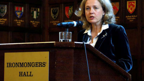 La ministra de Economía de España, Nadia Calviño, durante su intervención en una conferencia organizada por la Cámara de Comercio de España en Londres. (MARÍA EUGENIA FRANCISCO | EFE) La ministra de Economía de España, Nadia Calviño, durante su intervención en una conferencia organizada por la Cámara de Comercio de España en Londres. (MARÍA EUGENIA FRANCISCO | EFE)