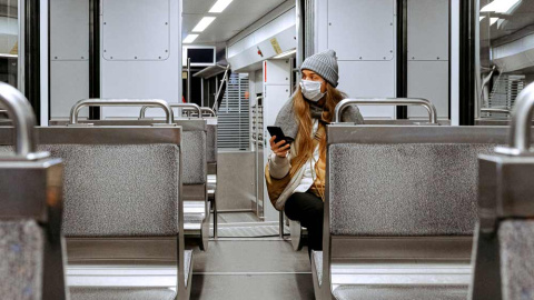 woman-wearing-mask-on-train-3962264(1000)
