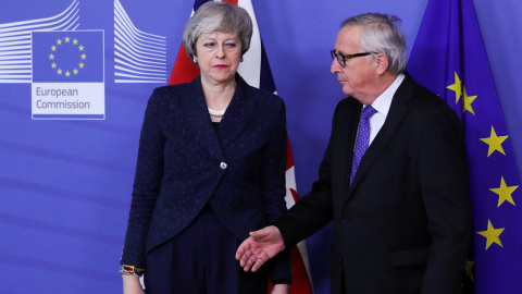 La primera ministra británica, Theresa May, junto al presidente de la Comisión Europea (CE), Jean-Claude Juncker durante su reunión en Bruselas. / REUTERS - YVES HERMAN La primera ministra británica, Theresa May, junto al presidente de la Comisión Europea (CE), Jean-Claude Juncker durante su reunión en Bruselas. / REUTERS - YVES HERMAN