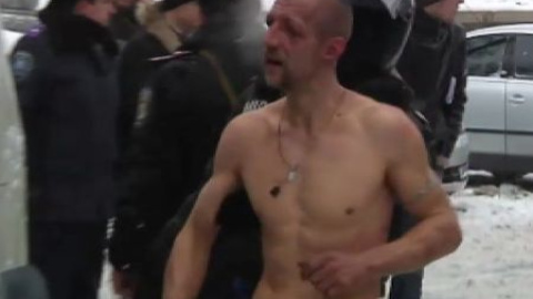 Desnudo, golpeado y vejado Desnudo, golpeado y vejado