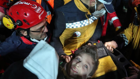 Rescatistas participan en el auxilio de heridos en el lugar del colapso en el distrito de Kartal en Estambul. EFE (TOLGA BOZOGLU)