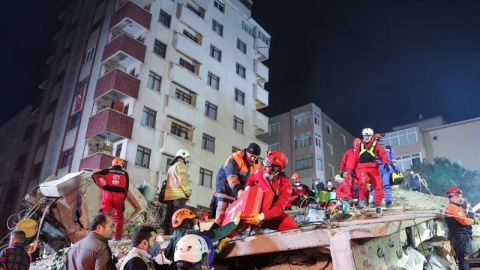 Los rescatistas participan en el auxilio de los heridos en el lugar del colapso. / EFE (TOLGA BOZOGLU)