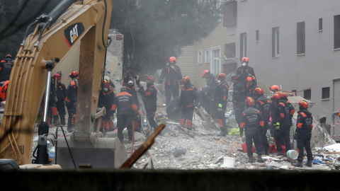 Miembros de los servicios de rescate continúan con las labores de búsqueda de supervivientes este jueves tras el derrumbe del edificio. / EFE (Erdem Sahin)
