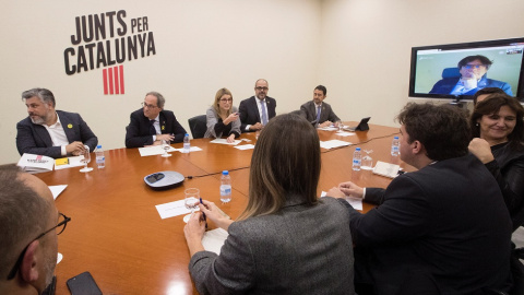 El presidente de la Generalitat, Quim Torra (2ºi), el líder de JxCat, Carles Puigdemont -por videoconferencia-, consellers y parlamentarios del PDeCAT en Congreso y Senado durante una reunión. EFE/Marta Pérez El presidente de la Generalitat, Quim Torra (2ºi), el líder de JxCat, Carles Puigdemont -por videoconferencia-, consellers y parlamentarios del PDeCAT en Congreso y Senado durante una reunión. EFE/Marta Pérez
