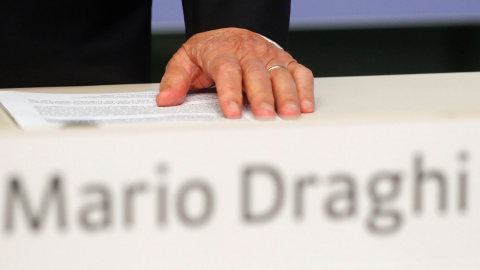 Detalle de la mano del presidente del BCE Mario Draghi en la rueda de prensta tras la última reunión del Consejo de Gobierno de la entidad, en Fráncfort. REUTERS/Kai Pfaffenbach Detalle de la mano del presidente del BCE Mario Draghi en la rueda de prensta tras la última reunión del Consejo de Gobierno de la entidad, en Fráncfort. REUTERS/Kai Pfaffenbach