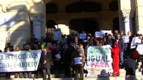 Los vecinos protestan frente al ayuntamiento por el "tarifazo" del agua Los vecinos protestan frente al ayuntamiento por el "tarifazo" del agua