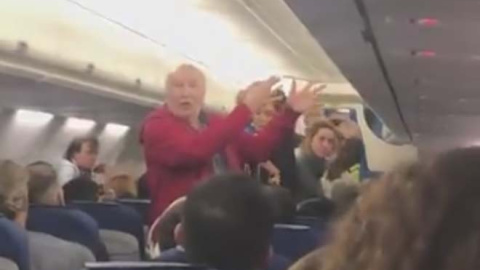 El hombre expulsado del avión explica el incidente al resto del pasaje. (TWITTER) El hombre expulsado del avión explica el incidente al resto del pasaje. (TWITTER)