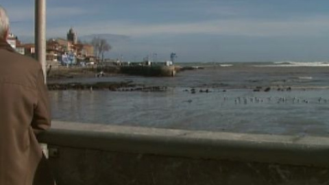 Olas de hasta 9 metros provocan importantes destrozos en Luanco Olas de hasta 9 metros provocan importantes destrozos en Luanco