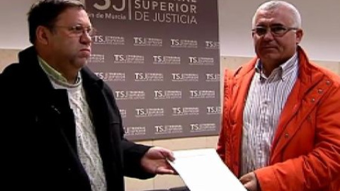 El "curaflauta" de Murcia entrega un manifiesto a los jueces contra los desahucios El "curaflauta" de Murcia entrega un manifiesto a los jueces contra los desahucios