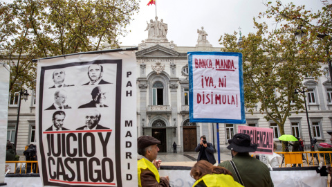 Concentración de activistas antidesahucios ante la sede del Tribunal Supremo, durante el pleno que resuelve sobre pago del impuesto de las hipotecas. EFE/Rodrigo Jiménez Concentración de activistas antidesahucios ante la sede del Tribunal Supremo, durante el pleno que resuelve sobre pago del impuesto de las hipotecas. EFE/Rodrigo Jiménez