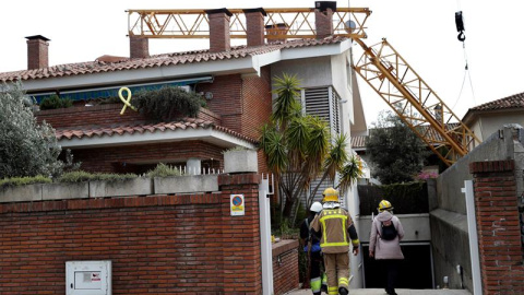 10/02/2019.- Bomberos en las inmediaciones del lugar en el que un operario ha fallecido y otro ha resultado herido menos grave al caer este domingo una grúa de construcción sobre un edificio en Sant Just Desvern (Barcelona). EFE/Toni Albir 10/02/2019.- Bomberos en las inmediaciones del lugar en el que un operario ha fallecido y otro ha resultado herido menos grave al caer este domingo una grúa de construcción sobre un edificio en Sant Just Desvern (Barcelona). EFE/Toni Albir
