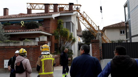 10/02/2019.- Bomberos en las inmediaciones del lugar en el que un operario ha fallecido y otro ha resultado herido menos grave al caer este domingo una grúa de construcción sobre un edificio en Sant Just Desvern (Barcelona). EFE/Toni Albir 10/02/2019.- Bomberos en las inmediaciones del lugar en el que un operario ha fallecido y otro ha resultado herido menos grave al caer este domingo una grúa de construcción sobre un edificio en Sant Just Desvern (Barcelona). EFE/Toni Albir