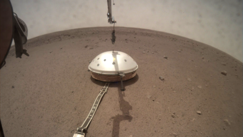 Instalación de la cúpula protectora sobre el sismómetro desde el módulo de aterrizaje Insight./JPL/NASA Instalación de la cúpula protectora sobre el sismómetro desde el módulo de aterrizaje Insight./JPL/NASA
