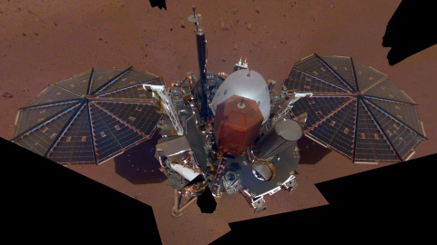 El sismómetro y su cubierta, tal como llegaron a Marte, se observan en este autorretrato del módulo de aterrizaje Insight./JPL/NASA El sismómetro y su cubierta, tal como llegaron a Marte, se observan en este autorretrato del módulo de aterrizaje Insight./JPL/NASA