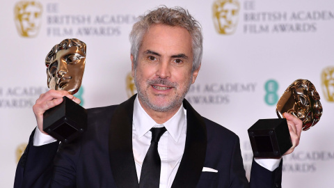 El director mexicano Alfonso Cuarón posa con los premios a mejor director y a la mejor película por "Roma" en los Premios BAFTA el 10 de febrero de 2019 | AFP El director mexicano Alfonso Cuarón posa con los premios a mejor director y a la mejor película por "Roma" en los Premios BAFTA el 10 de febrero de 2019 | AFP