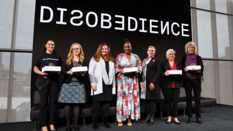 Beth Anne McLaughling (tercera por la izquierda) recibe el Premio MIT a la desobediencia por su labor contra el acoso sexual, junto a otras abanderadas del movimiento #MeToo Beth Anne McLaughling (tercera por la izquierda) recibe el Premio MIT a la desobediencia por su labor contra el acoso sexual, junto a otras abanderadas del movimiento #MeToo
