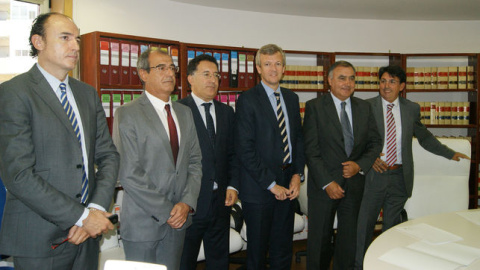 Florentino Delgado, fiscal jefe de Ourense, a la izquierda, durante una reunión con otros cargos de la Fiscalía. / XUNTA DE GALICIA Florentino Delgado, fiscal jefe de Ourense, a la izquierda, durante una reunión con otros cargos de la Fiscalía. / XUNTA DE GALICIA
