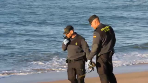 El mar sigue dejando cadáveres sobre los arenales de Cádiz El mar sigue dejando cadáveres sobre los arenales de Cádiz
