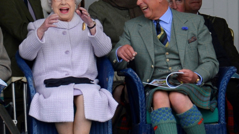 Fotografía de septiembre de2012, de la reina Isabel II y el príncipe Carlos, animando a los participantes en una carrera de sacos en los tradicionales juegos de Braemar Gathering, enEscocia. REUTERS/Russell Cheyne Fotografía de septiembre de2012, de la reina Isabel II y el príncipe Carlos, animando a los participantes en una carrera de sacos en los tradicionales juegos de Braemar Gathering, enEscocia. REUTERS/Russell Cheyne