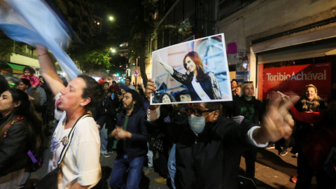 2/9/22 Varias personas se congregan en la vivienda de Cristina Fernández de Kirchner para mostrar su apoyo, a 2 de septiembre de 2022. 2/9/22 Varias personas se congregan en la vivienda de Cristina Fernández de Kirchner para mostrar su apoyo, a 2 de septiembre de 2022.