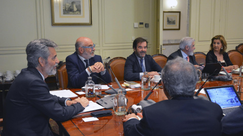 El presidente del Consejo General del Poder Judicial (CGPJ) , Carlos Lesmes (i), preside un pleno extraordinario del organismo celebrado este jueves. El presidente del Consejo General del Poder Judicial (CGPJ) , Carlos Lesmes (i), preside un pleno extraordinario del organismo celebrado este jueves.