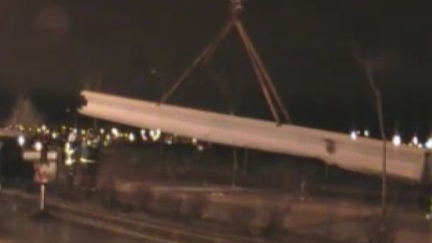 El viento echa abajo en Madrid un obelisco de acero de más de 30 toneladas El viento echa abajo en Madrid un obelisco de acero de más de 30 toneladas