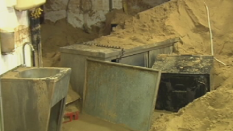 Cuatro días para sacar la arena que el temporal ha llevado al interior de un restaurante Cuatro días para sacar la arena que el temporal ha llevado al interior de un restaurante